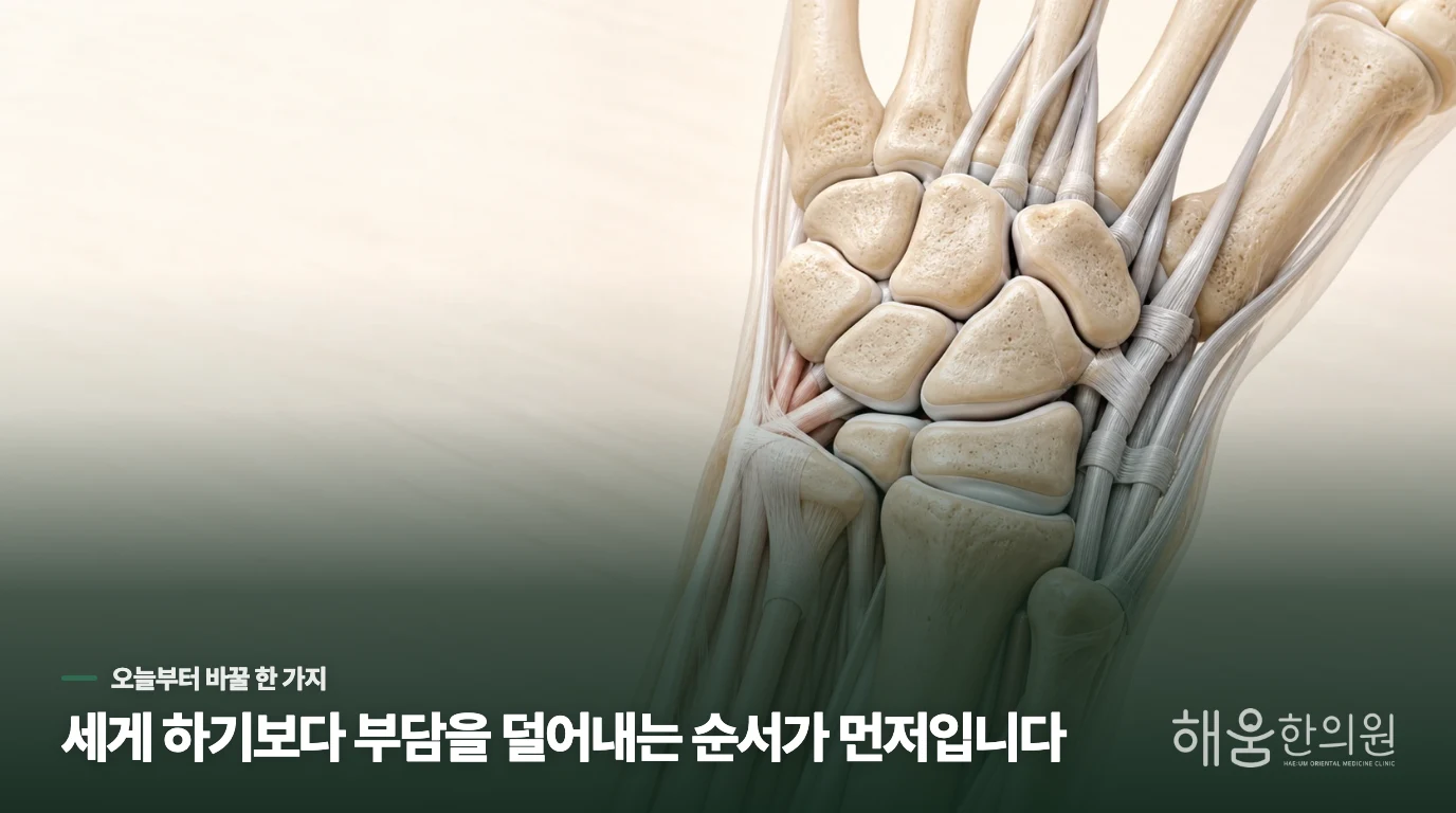 아기옷 단추를 만지다 손목 주변을 잡는 근접 장면